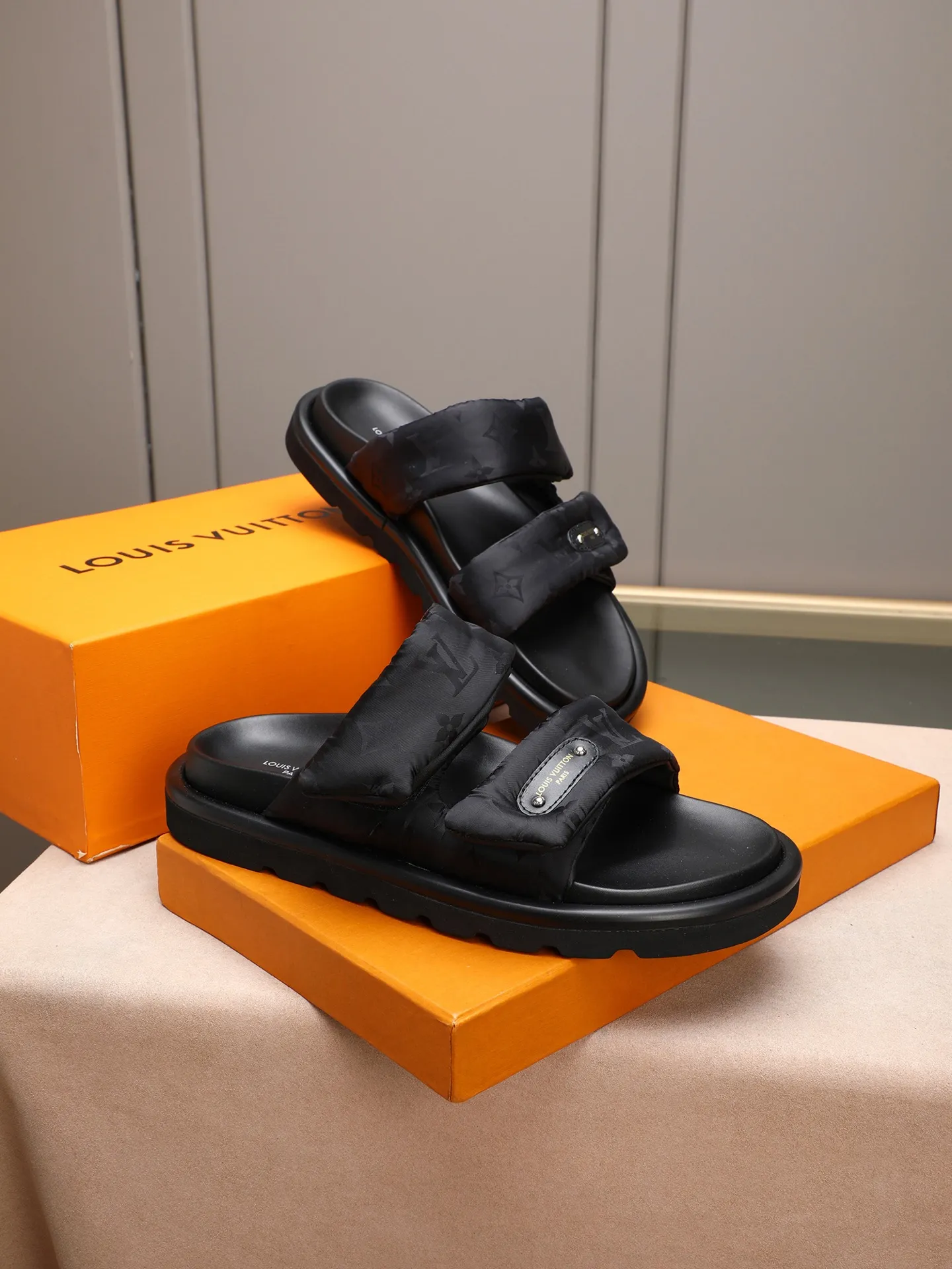 PP360 [LOUIS VUITTON] Louis Vuitton, LV printing, men's and women's slippers are on the market. The drawer box packaging comes with a cloth bag and a card. The upper pattern looks very soft and waxy, and it is a super versatile leg slimming tool. Fabric: imported denim/canvas/old fabric, LV hardware LOGO, official website pattern printing, comfortable to wear, feet: high-elastic PU water table. Sole: foam sole, heel height: about 5cm. Code number: 35-46, 35, 45, 46 are custom-made and non-returnable. Color: multiple colors and styles available.